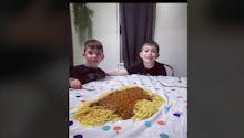 Une maman partage son astuce pour que les enfants mangent mieux : verser le plat directement sur la table !