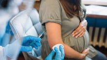 Grippe : les femmes enceintes incitées à se faire vacciner