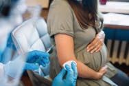 Grippe : les femmes enceintes incitées à se faire vacciner