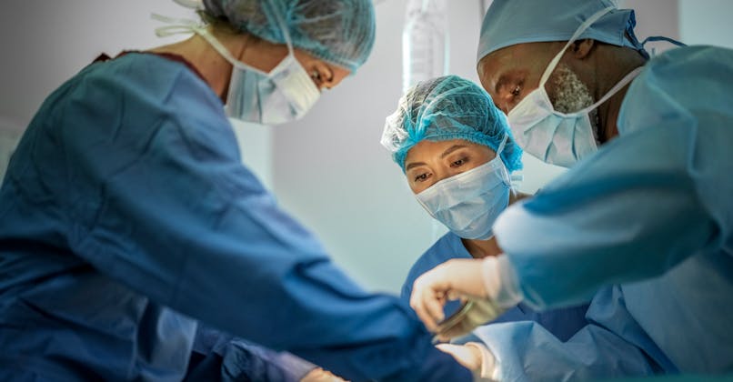 Des chirurgiens procèdent à une opération