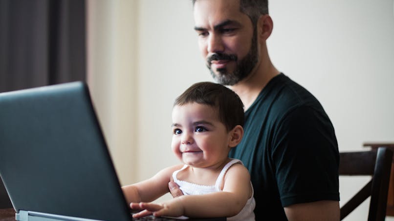 bébé devant ordinateur avec papa