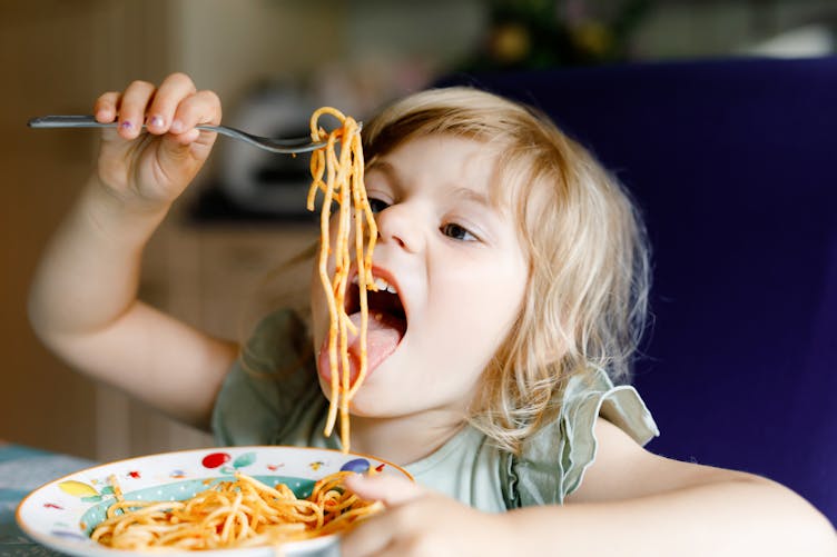 enfant mangeant des spaghettis