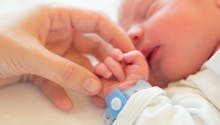 Qu'est-ce que le grasping, ou réflexe d'agrippement, chez le bébé ?