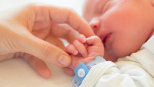 Qu'est-ce que le grasping, ou réflexe d'agrippement, chez le bébé ? 