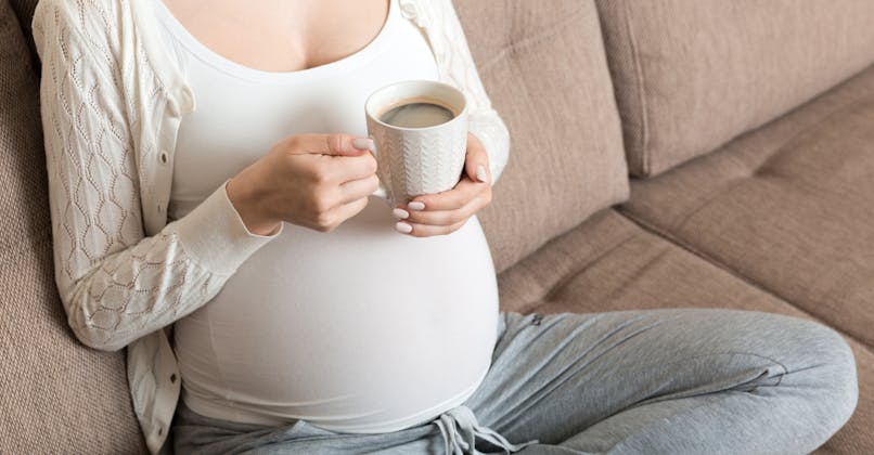 femme enceinte buvant du café