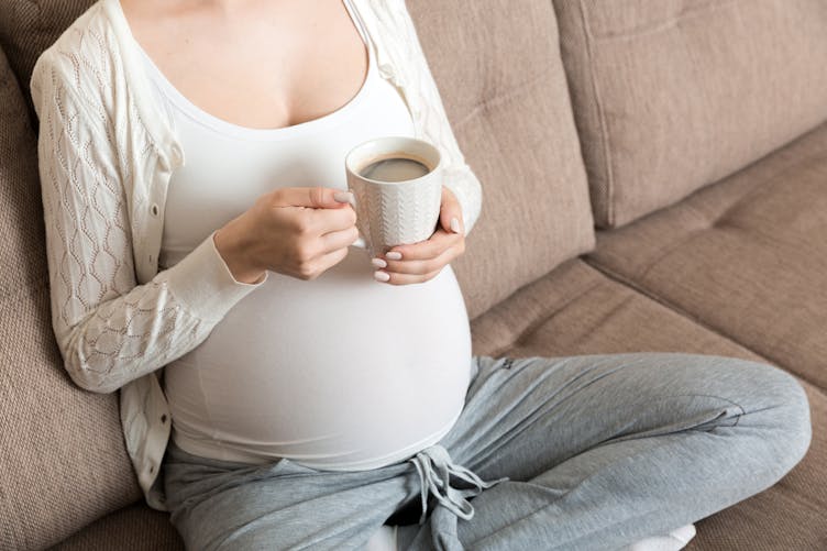 femme enceinte buvant du café