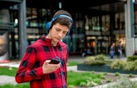 Ecouteurs, bruit… : 1 milliard d’adolescents risquent de perdre l’ouïe