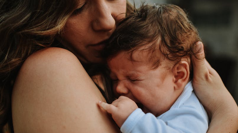 bébé pleure dans bras maman