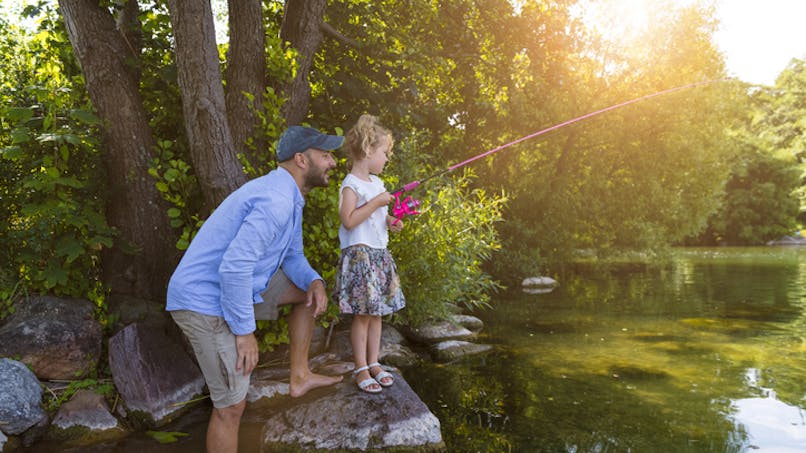 petite fille a la pêche avec papa