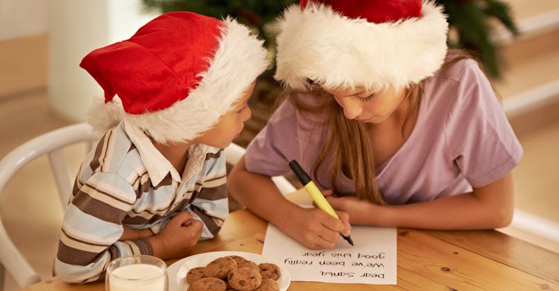 Une maman et son fils écrivent sa lettre au Père Noël.