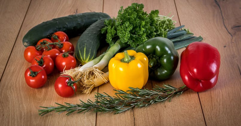 Légumes sur planche de bois