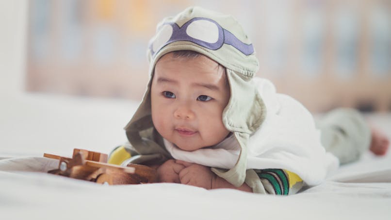 joli bébé avec tenue d'aviateur