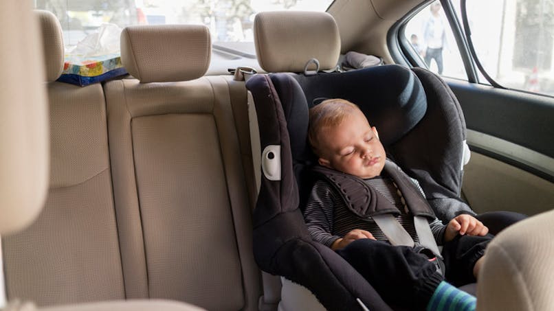 bébé endormi dans siège auto