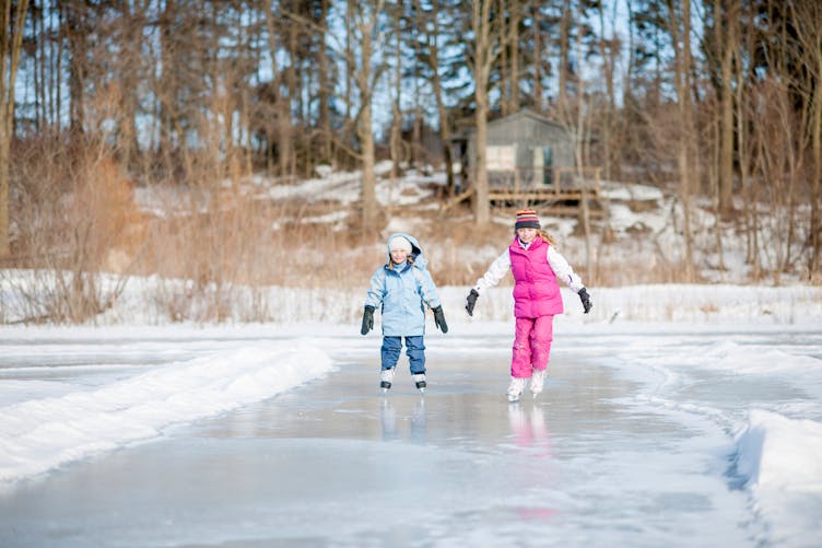 enfants sur un lac gelé
