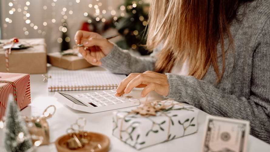Une femme calcule son budget de Noël.