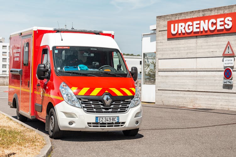 Une ambulance devant les urgences d'un hôpital.