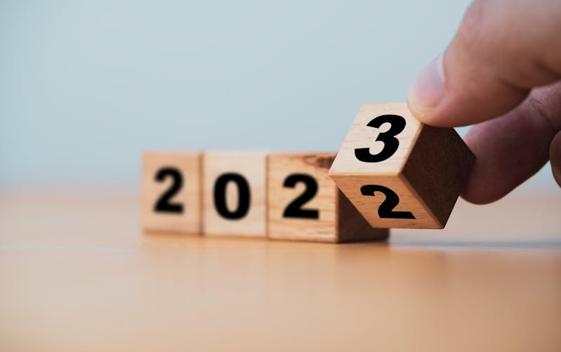 Une personne fait tourner des cubes 2022 en 2023