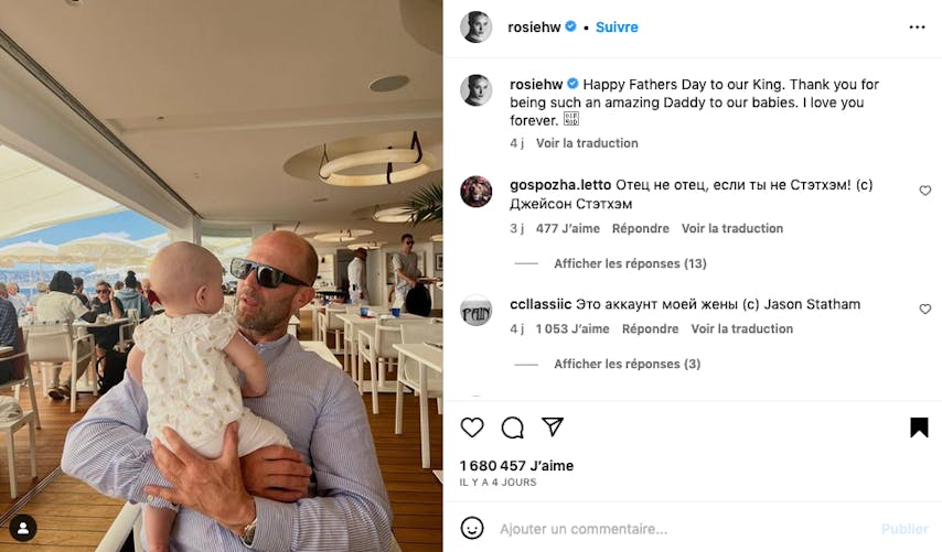 Jason Statham avec bébé sur les genoux au restaurant