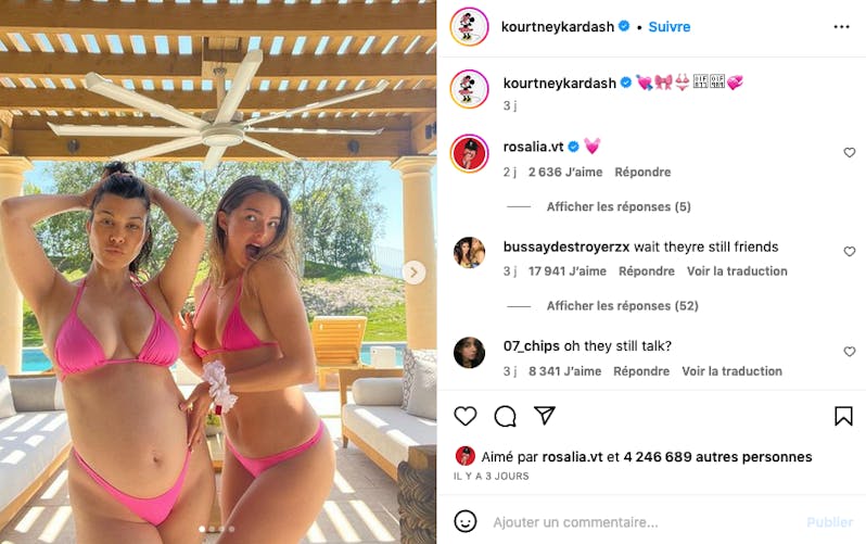 Kourtney Kardashian : baby-bump et bikini rose