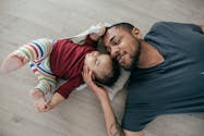 Congé paternité : il réduit le risque de dépression post-partum... chez les pères !