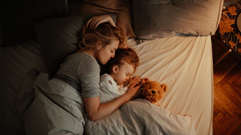 enfant endormi avec son doudou et sa maman