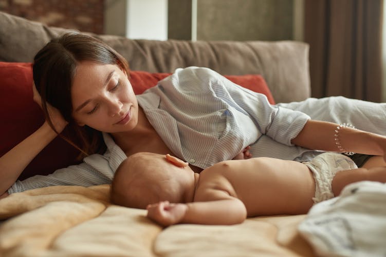 Un congé maternité ou paternité important protégerait la santé mentale