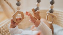 Bébé a 2 mois : quelles activités faire pour son éveil ?