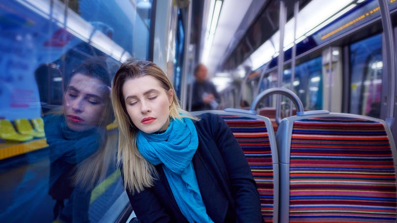 femme dormant dans le métro