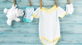 Quels vêtements prévoir pour la naissance de bébé ?