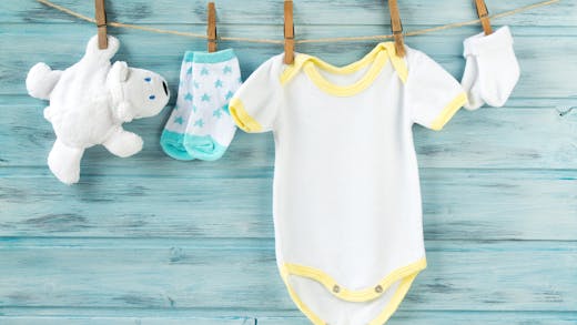 Quels vêtements prévoir pour la naissance de bébé ?