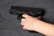 Un enfant de 4 ans filmé une arme à la main : la vidéo qui choque les Etats-Unis