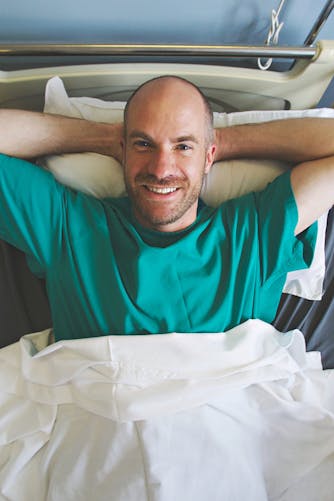 Homme sur lit d'hôpital