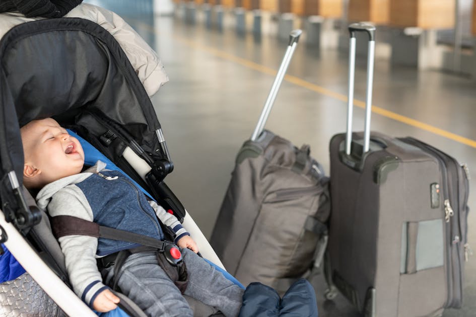 Des parents abandonnent leur enfant à l’aéroport, refusant de payer un billet pour lui !
