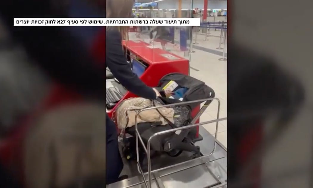 bébé abandonné à l'aéroport