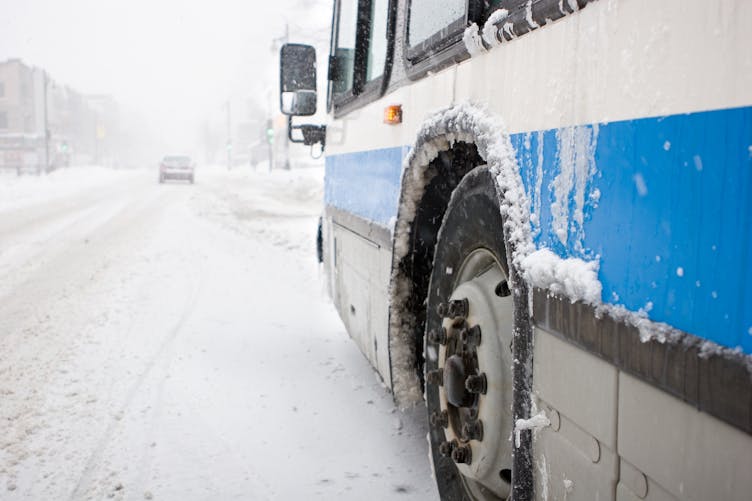 Un bus dans la neige