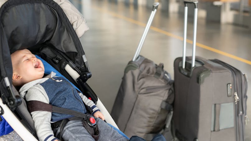 bébé près des valises à l'aéroport