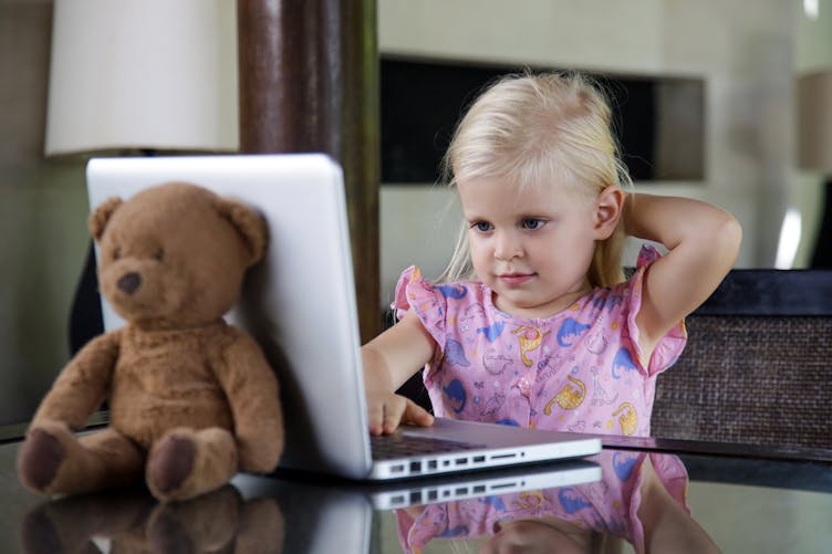 enfant devant un écran d'ordinateur