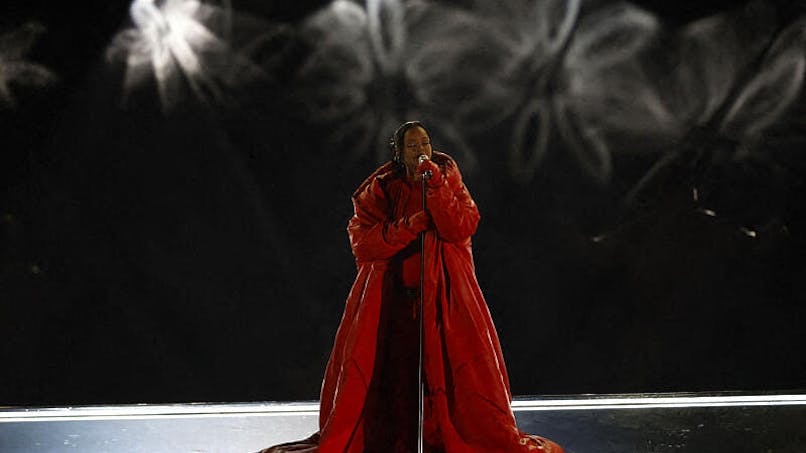 Rihanna au Super Bowl dans un manteau/combinaison rouge