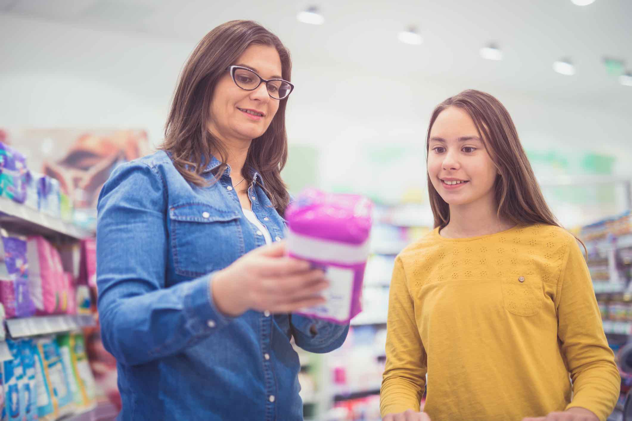 Avoir ses premières règles : comment en parler avec les ados ? | Parents.fr