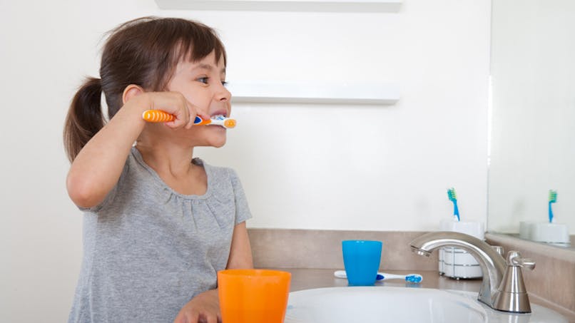 fillette se lavant les dents