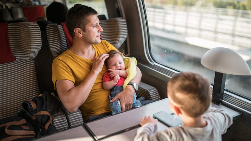 bébé porté avec papa dans TGV