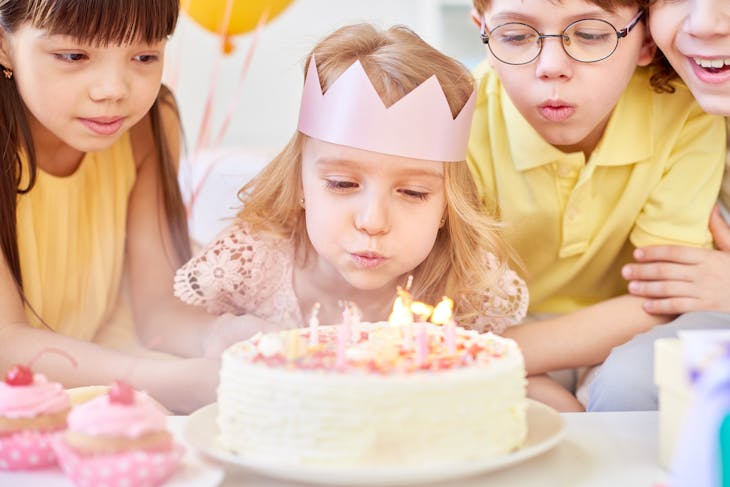 Bébé a 1 an : conseils de pro pour réussir son premier gâteau  d'anniversaire.
