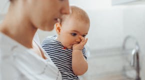 Mon enfant suce son pouce : comment l'aider à arrêter ?