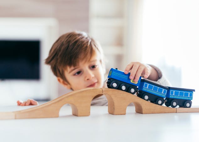 petit garçon jouant avec un train