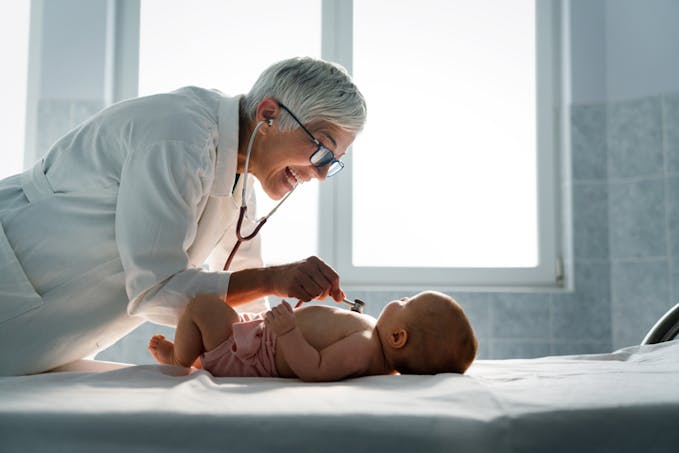 pédiatre ausculte bébé