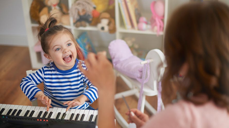 petite fille qui chante, et joue du piano