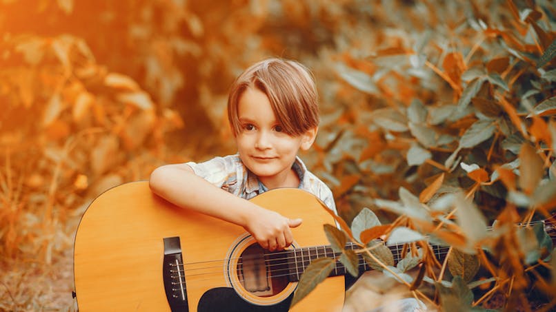 petit garçon la guitare à la main