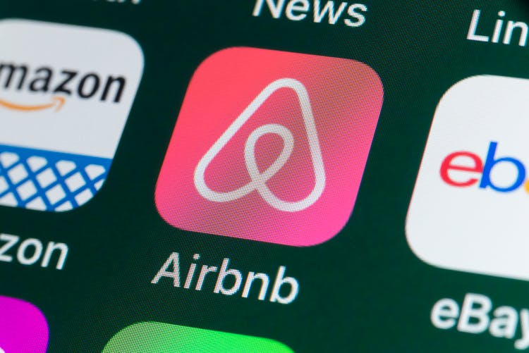 Le logo de l'application Airbnb