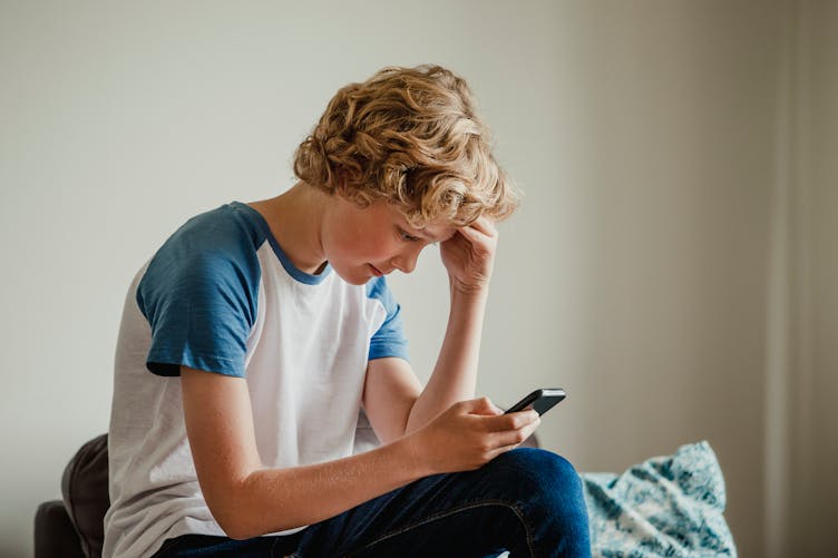 Plus un enfant utilise un smartphone tôt, plus sa santé mentale