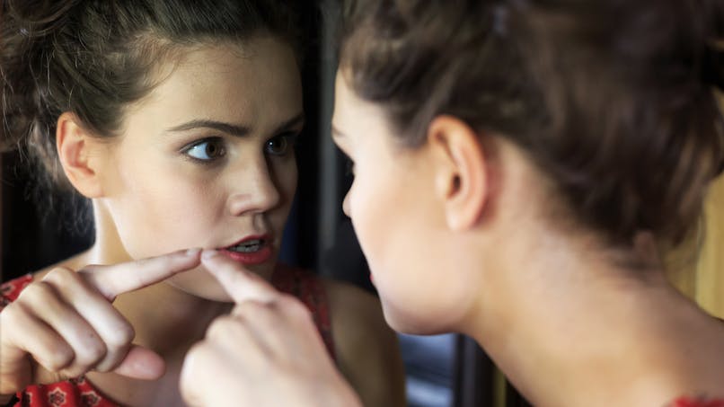 ado se regarde dans miroir hallucinations